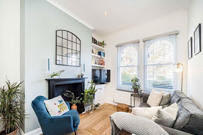 2 Bedroom Flat To Rent In Smiths Yard, Earlsfield, SW18