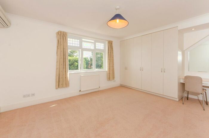 Studio To Rent In Very Near Warwick Road Area, Ealing Broadway South, W5