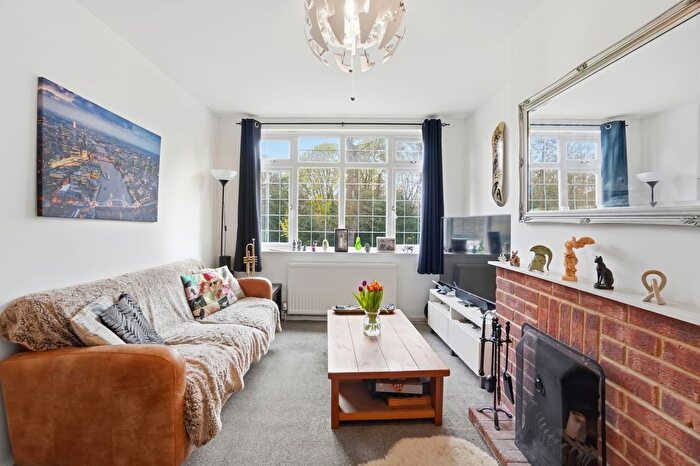 2 Bedroom Maisonette For Sale In Ewell Road, Cheam, SM3