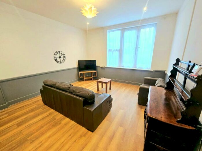 2 Bedroom Bungalow To Rent In Temple Street, Llandrindod Wells, Powys, LD1