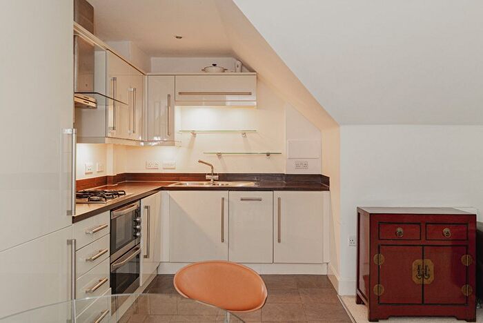2 Bedroom Flat For Sale In Reigate Hill, Reigate, RH2