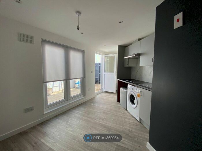 Studio To Rent In Finchley Central, London, N3