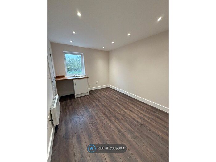 Studio To Rent In Maple Road, Hayes, UB4