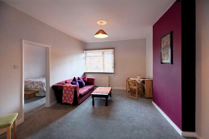 1 Bedroom Flat To Rent In South Street, Isleworth, TW7