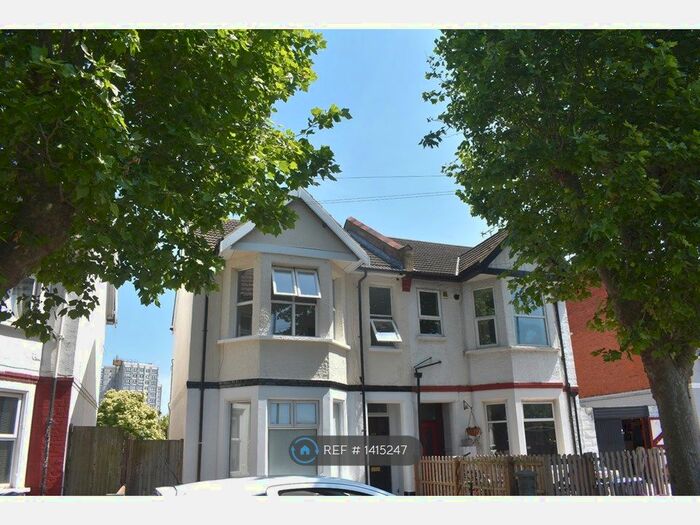 1 Bedroom Flat To Rent In Hamlet Court Road, Westcliff-On-Sea, SS0