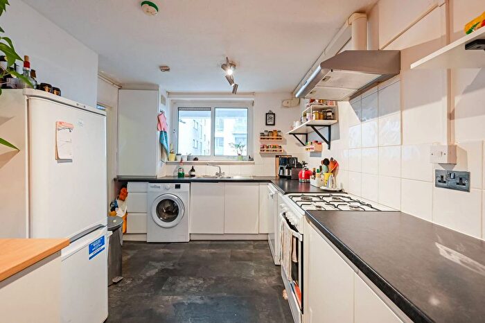 3 Bedroom Maisonette For Sale In Bow Common Lane, Bow, London, E3