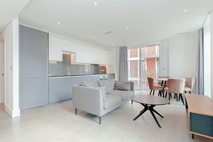 2 Bedroom Flat To Rent In Gartons Way, London, SW11