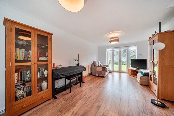 3 Bedroom Detached House For Sale In Acacia Close, Stanmore, HA7