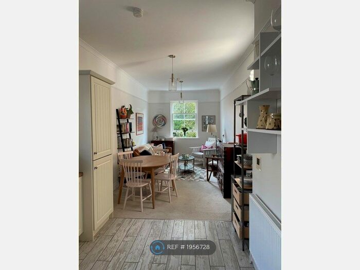 2 Bedroom Flat To Rent In Josephine Avenue, London, SW2