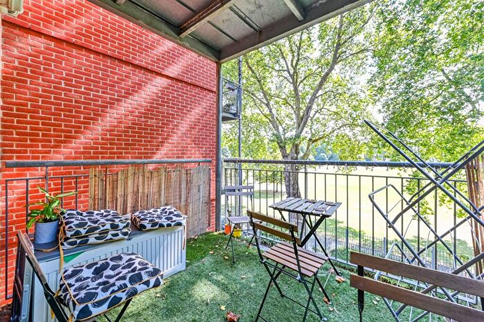 2 Bedroom Flat To Rent In Southwold Road, Clapton, London, E5