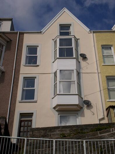 1 Bedroom Flat To Rent In Bayview, Brynmill, SA1