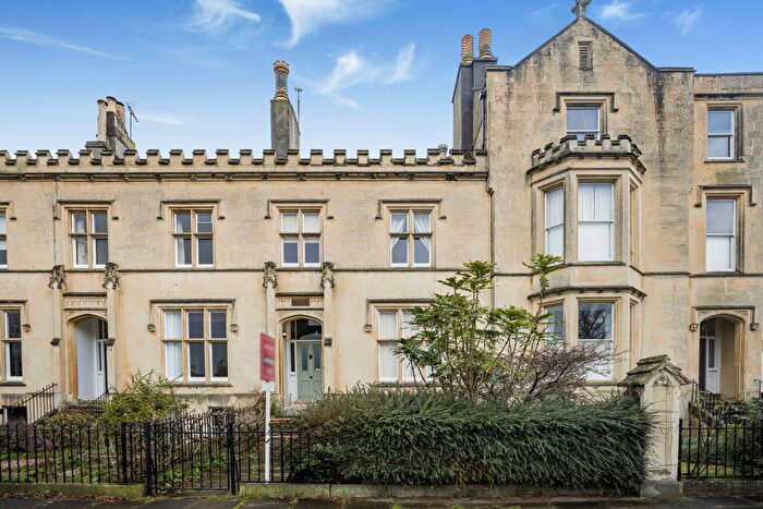 2 Bedroom Flat For Sale In Garden Flat Wellington Square, GL50