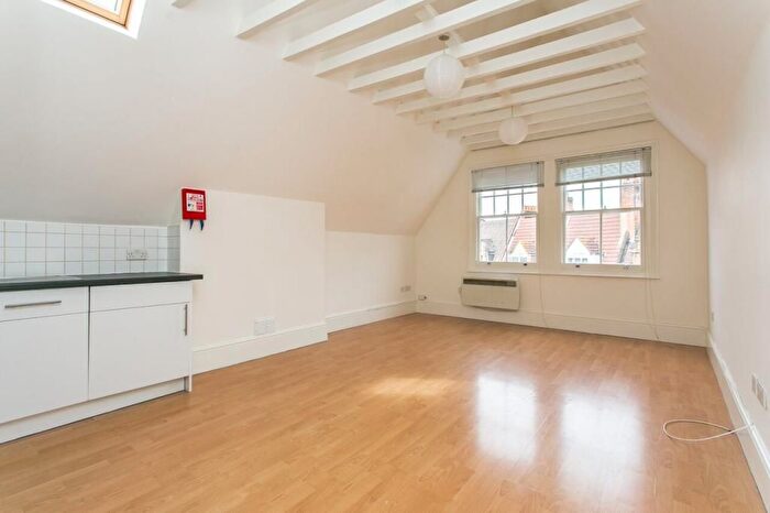 2 Bedroom Flat To Rent In Streatham High Road, London, SW16