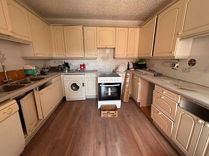 2 Bedroom Flat To Rent In Rock Hill, Bromsgrove, B61