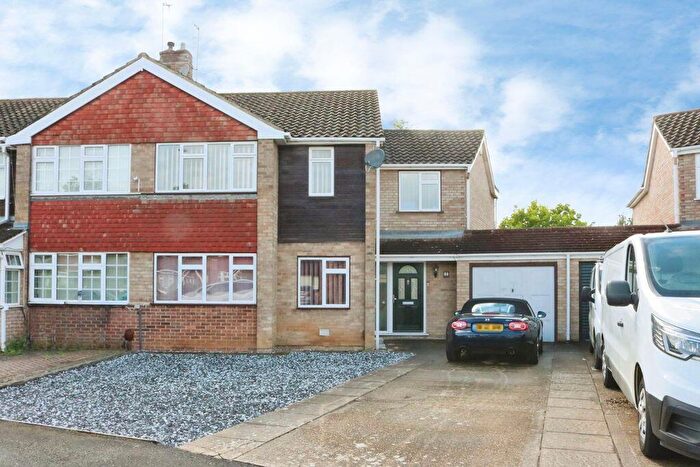 3 Bedroom Semi-Detached House For Sale In Ember Road, Langley, SL3