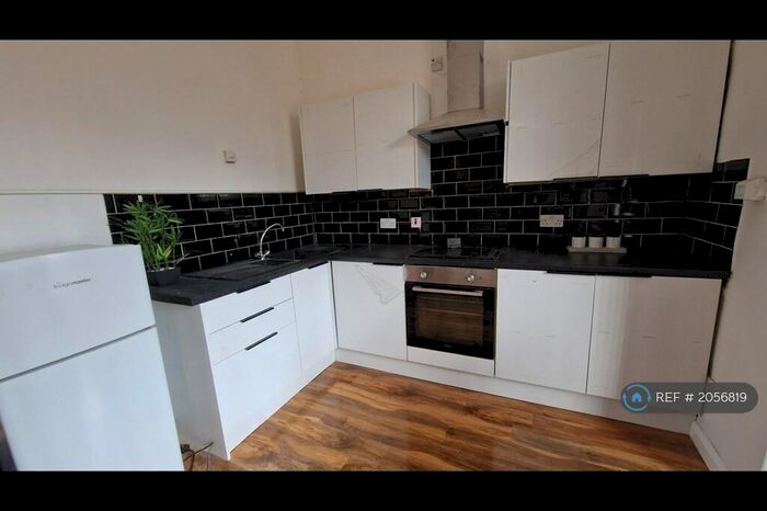 3 Bedroom Flat To Rent In Polygon Road, Manchester, M8