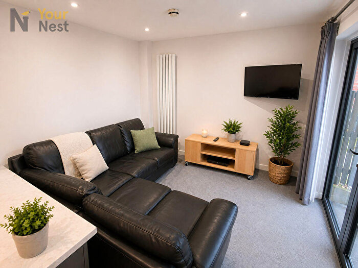 4 Bedroom Apartment To Rent In Apartment, Derwentwater Terrace, Headingley, LS6