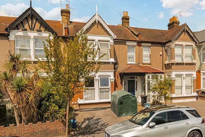 2 Bedroom Flat To Rent In Highlands Gardens, Ilford, IG1