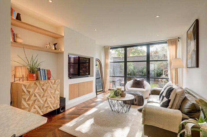 3 Bedroom Town House For Sale In Effingham Road, London, SE12