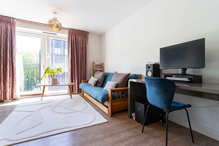 2 Bedroom Flat To Rent In Milles Square, London, Brixton, SW9