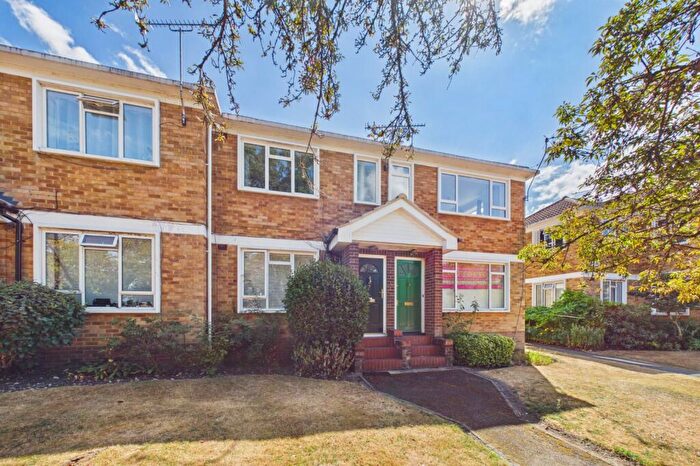 3 Bedroom Maisonette For Sale In Abbey Court, Camberley, Surrey, GU15