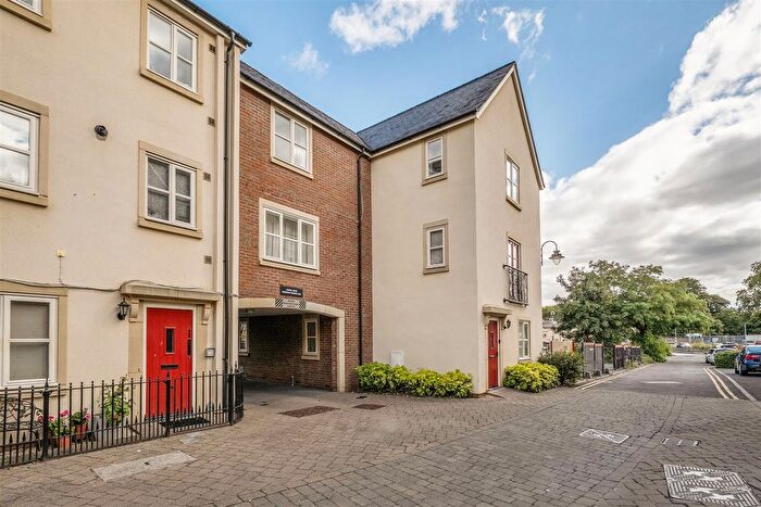 2 Bedroom Flat For Sale In Chapel Mews, Chippenham, SN15
