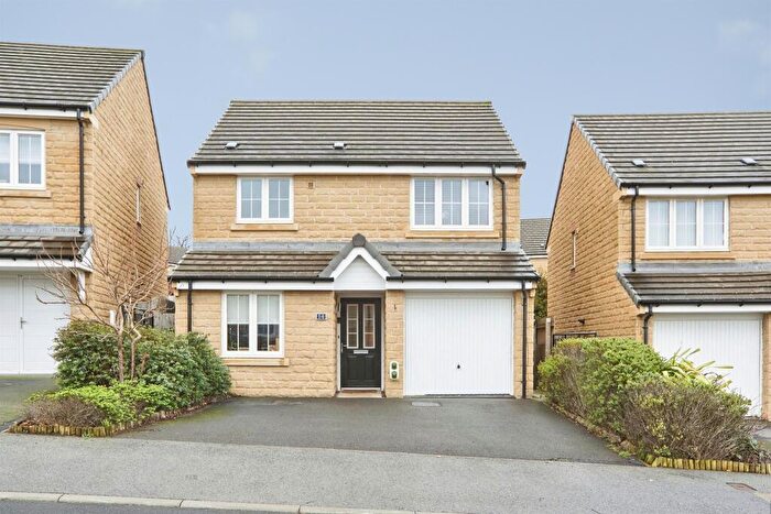 3 Bedroom Detached House For Sale In Dobson Rise, Bradford, BD10