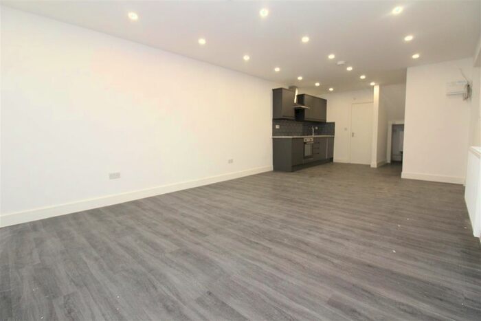 Studio To Rent In Holly Lane, Ilford, IG3