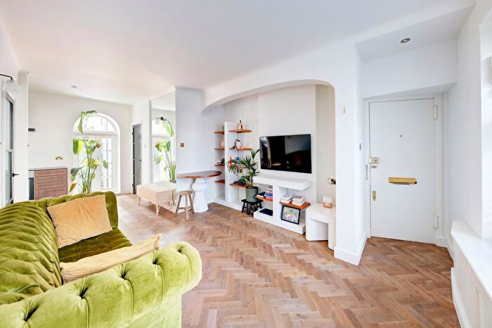 2 Bedroom Flat To Rent In Lansdowne Crescent, London, W11