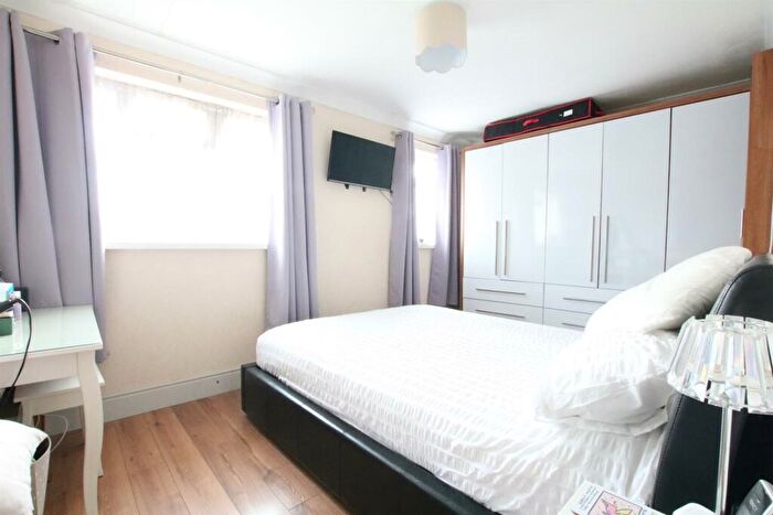 2 Bedroom Apartment For Sale In Waterfields, Leatherhead, KT22