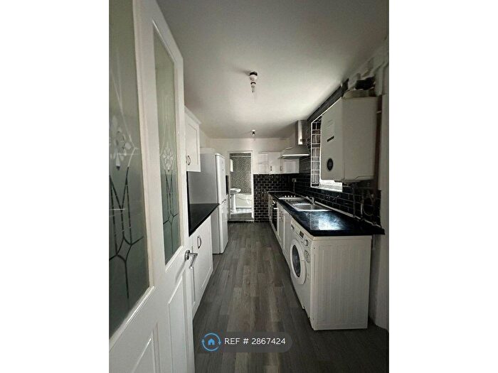 3 Bedroom Semi Detached House To Rent In Norman Road, Luton, LU3