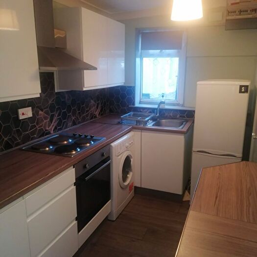 Studio To Rent In Great South West Road, Hounslow, TW4
