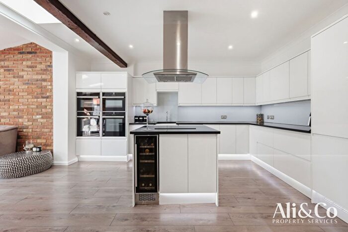 4 Bedroom Semi-detached House For Sale In College Avenue, Grays, RM17