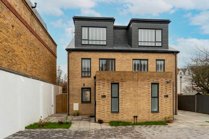 4 Bedroom Semi-Detached House To Rent In Lime Grove, New Malden, KT3