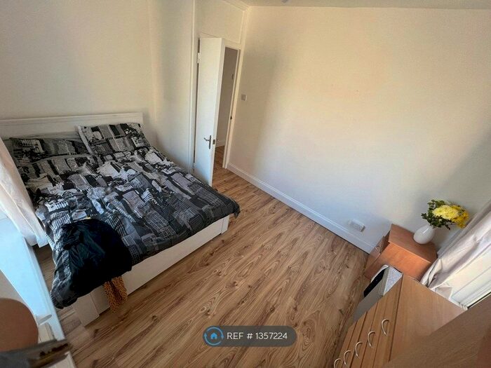 4 Bedroom Flat To Rent In Colinsdale, London, N1