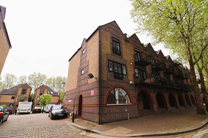 4 Bedroom Semi Detached House To Rent In Greenland Quay, Surrey Quays, SE16