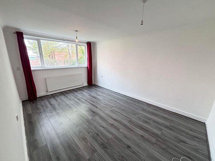 1 Bedroom Flat For Sale In Landseer Avenue, London, E12