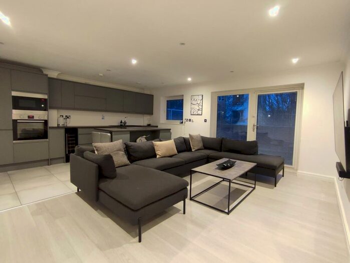 2 Bedroom Flat To Rent In Heol Glan Rheidol, Cardiff, CF10