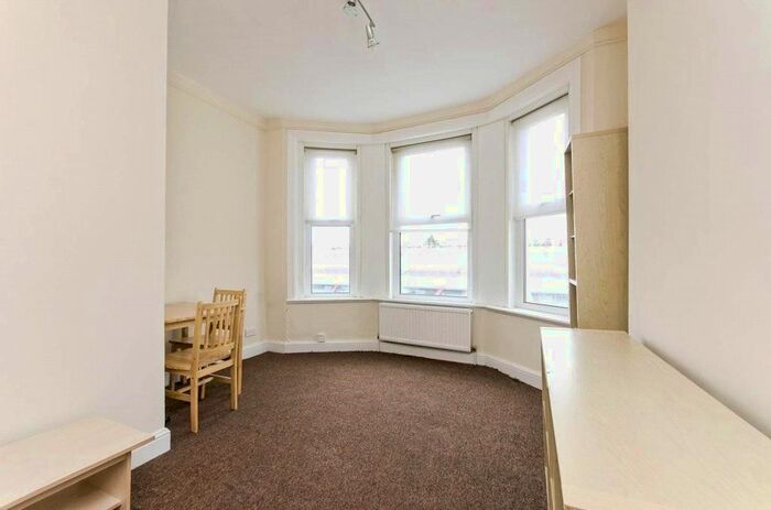 1 Bedroom Flat To Rent In High Road, London, N12