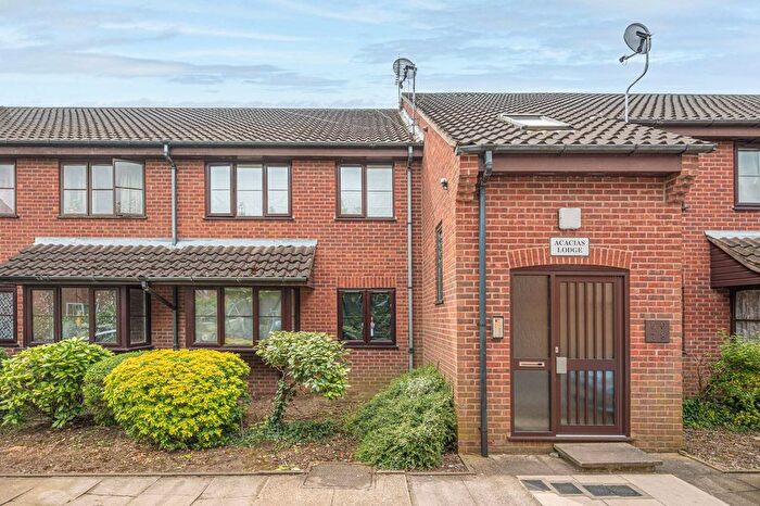 2 Bedroom Flat For Sale In Henry Road, New Barnet, Barnet, EN4