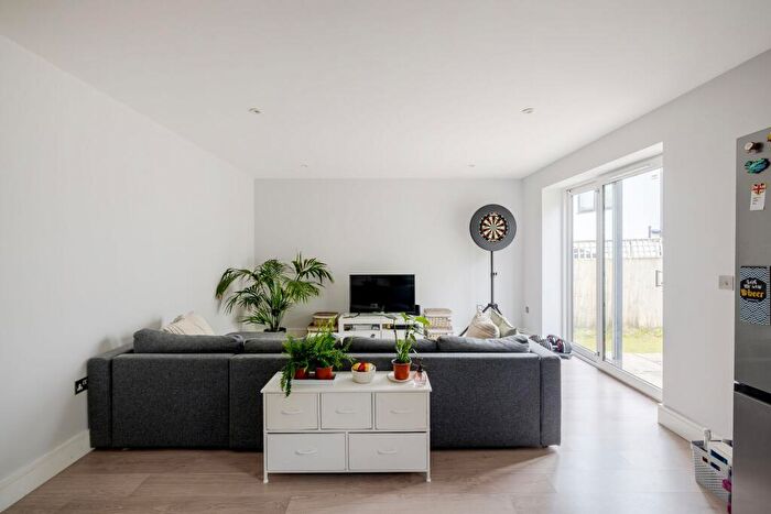 2 Bedroom Flat For Sale In Whyteleafe Hill, Arlington Lodge, CR3
