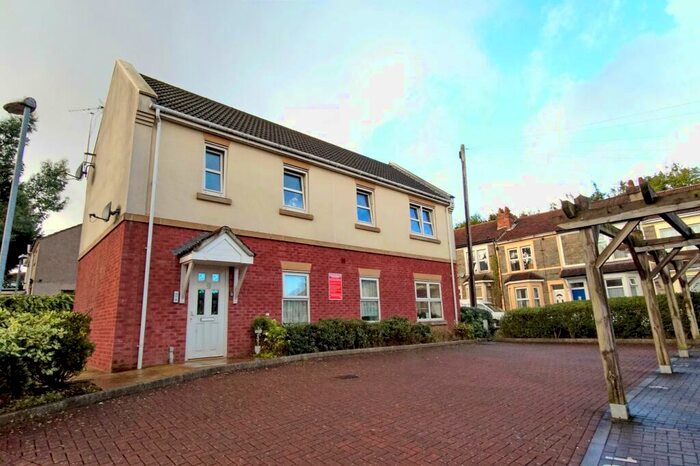 2 Bedroom Flat To Rent In Saddlers Court, Kennington Avenue, Kingswood, BS15