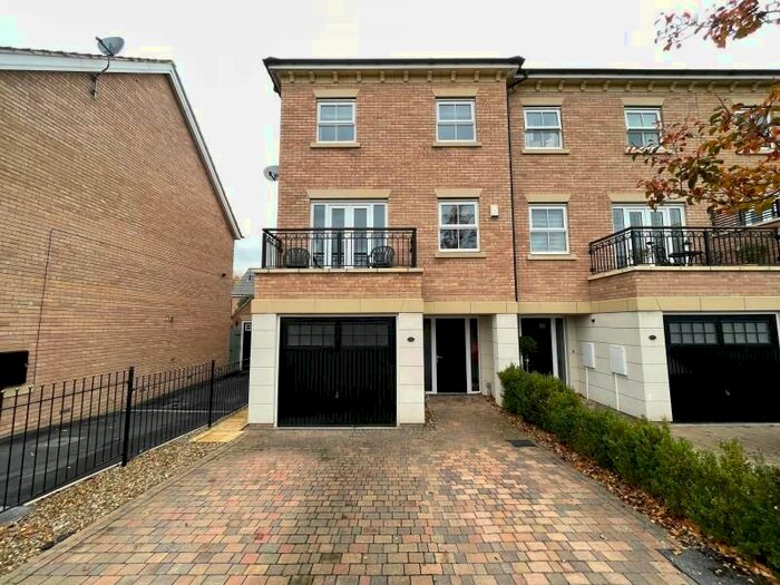 4 Bedroom Town House To Rent In St. Andrews Walk, Newton Kyme, LS24