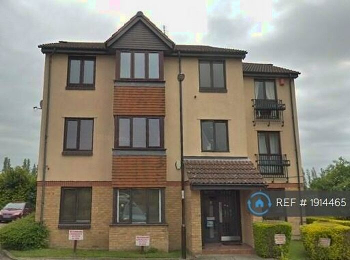 2 Bedroom Flat To Rent In Oak Apple Court, London, SE12