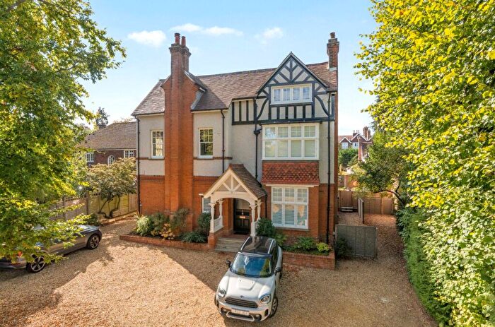 2 Bedroom Flat For Sale In Maori Road, Guildford, Surrey, GU1