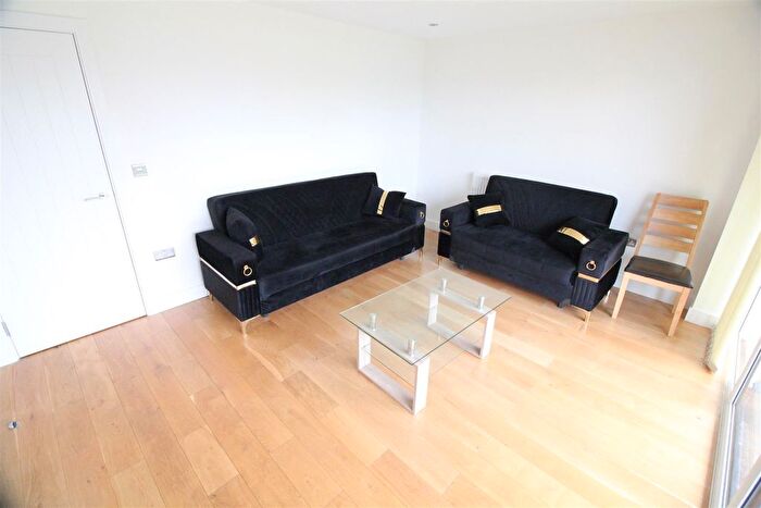 2 Bedroom Flat To Rent In Hewens Road, Uxbridge, UB10