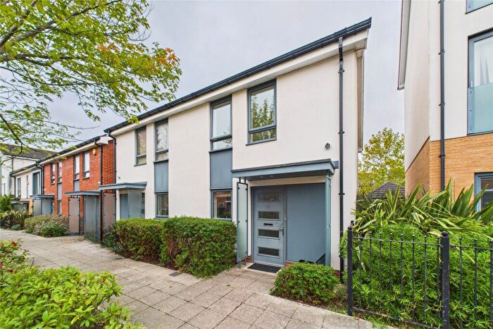 2 Bedroom Semi Detached House For Sale In Puffin Way, Reading, Berkshire, RG2
