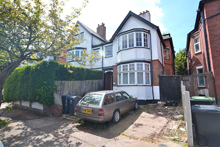 4 Bedroom Semi Detached House For Sale In Fountain Road, Birmingham, B17