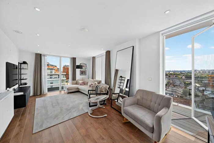 3 Bedroom Flat To Rent In Harrison Walk, London, SE10