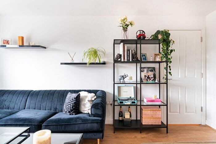 1 Bedroom Flat For Sale In Ceres Crescent, Epsom, KT17